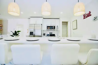 Image de Mins to the beach, avenue, restaurant's and nightlife!