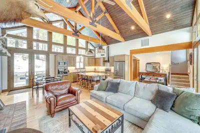 Image de 15 Mi to Lake Chelan: Mountain Chalet w/ Fire Pit!