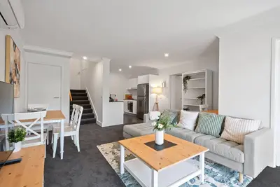 Image de Stylish 1-Bed Apartment with Balcony & Pool Access