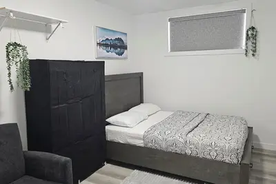 Image de \"Discover Dominion's Crib! This chic and cozy space is ideal for travelers.