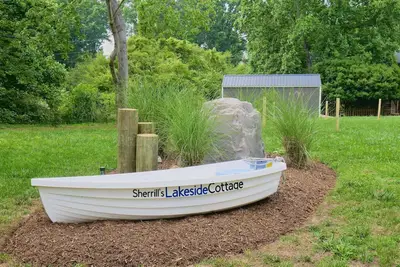 Image de Lakeside Family Cottage - Walk To Lake & Marina, Grill + Firestone, Private Deck! 20% Off Discount!