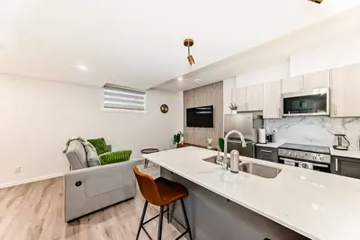 Image de Modern Cozy Suite - 15 mins from Calgary Airport