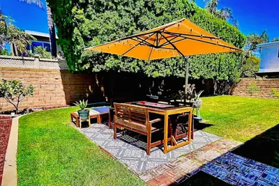 Image de Sunny Surfside Stay – 4br, Pet-Friendly w/ Bbq Patio Just Steps to the Beach!