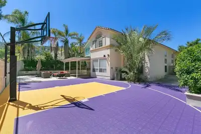Image de Million Dollar+ Home w Basketball Court