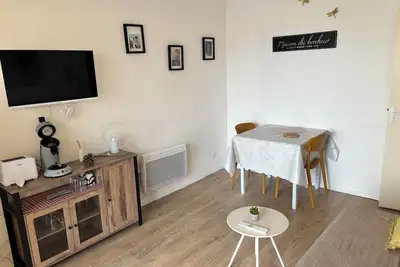 Image de Appartement secteur village lumineux avec terrasse et parking 50m mer