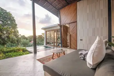 Image de Stunning 2-Br Penthouse with View, 800m to Beach
