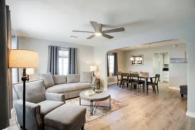 King Bed & Pet-Friendly: Cozy Phoenix Getaway