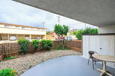 Image de Modern Cozy Retreat Stylish Stay with Patio & Parking