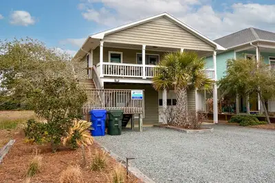 Image de Destination - Updated Beach Home, Just 400 Ft to Beach Access