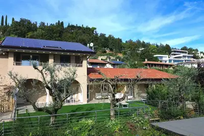 Image de Elegant Apt 1 in Villa with Pool and garden - Lake 5 Minutes walks