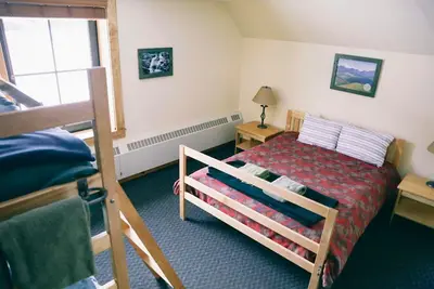 Image de Room, Queen, 2 Bunks with Private Bathroom