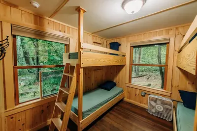 Image de Cabin, Doubel Bed, 5 Bunks, Screened Porch