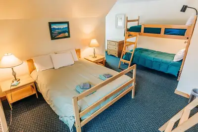 Image de Room, Queen, 4 Bunks with Shared Bathroom