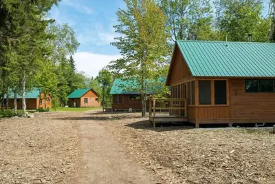 Image de Cabin, Queen 2 Twins, Kitchenette and Shared Bathroom