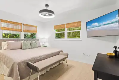Image de Charming 3-bedroom Beach Chalet -Renovated/Elegantly furnished by Local Designer