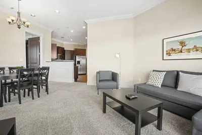 Image de Prime Midtown Location Condo!