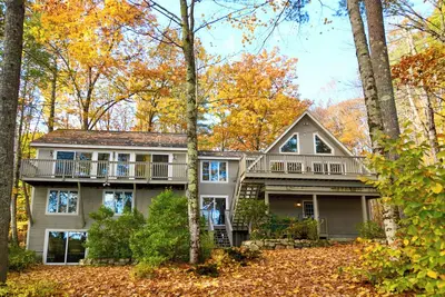 Image de Spacious 5 Bedroom Home on Moose Pond with Sandy Beach and Dock!
