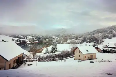 Chalet indépendant avec vue sur lac et montagnes