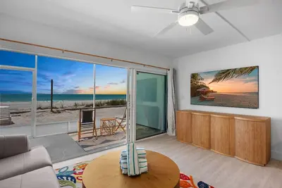Image de Coconuts Beachfront #106: Ultimate Island Getaway with Beach Access and Pool