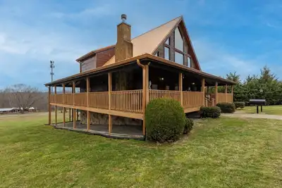 Image de *Spacious 3bd Cabin! Hot Tub + FirePit + Games! *