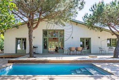 Image de Luxueuse villa neuve avec piscine