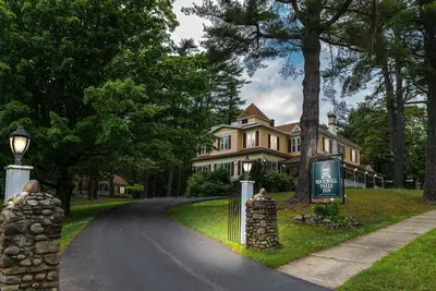 Image de Lake George area Victorian Inn - sleeps 24 - Firepit - A/C - Breakfast included!