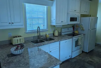 Image de \"Limon Lodge\" 70\" Tv, Central Ac, WiFi, Private patio, Free parking. Quiet. . .