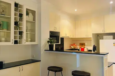 Image de Minutes drive or Walk to scenic Melbourne beaches or bars and restaurants