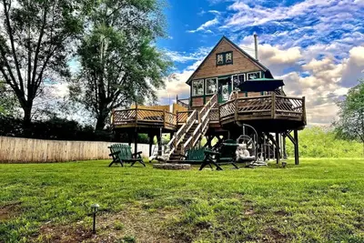 Intimate Riverside Treehouse Cabin Escape: Hot Tub, Mountains & Starlit Nights