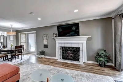 Image de Porchlight Stay - Dine in downtown Alpharetta/shop at Avalon
