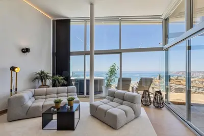 Image de Stunning luxurious penthouse with panoramic views.