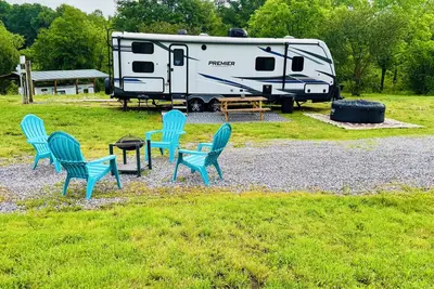 Image de Cozy family friendly camper in tranquil Forest City with Ac, WiFi