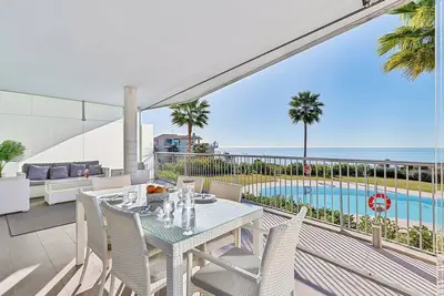 Image de Ocean and pool view 3-bedroom apt.