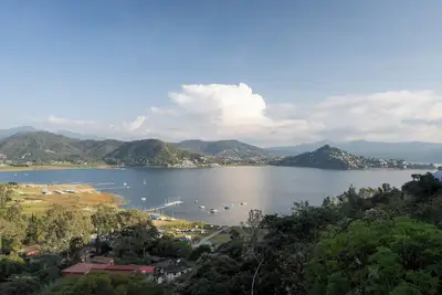 Image de Beautiful residence with lake view, jacuzzi, terrace.