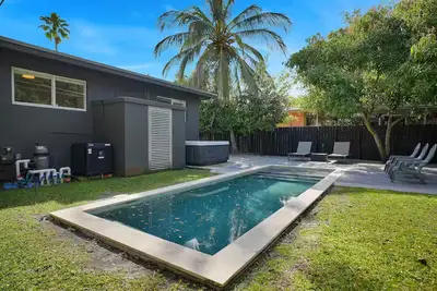 Image de Spacious 4 Bedroom Pool-HotTub-MiniGolf-Bbq