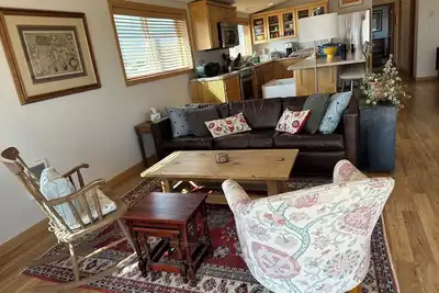 Image de Luxe 2-Br Loft apt. on a Flower Farm in fabulous Bend with Ac, WiFi, etc. !