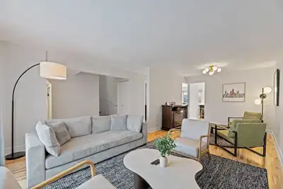 Image de Beautifully Renovated 4 bedroom/2. 1 Bathroom Townhome in Des Plaines!