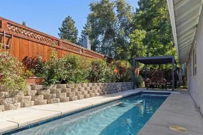 Image de Spacious Tropical Oasis with Pool & Hot Tub