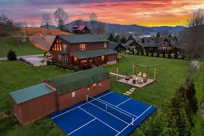 Image de 4br Cabin with Hot Tub, Game Room, & Pickle Ball!