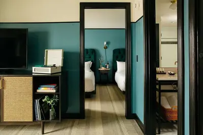 Image de Charleston Suite | 2 King Beds + Luxe Interiors