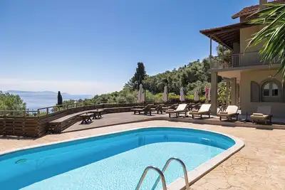 Image de Family Room with Sea View & Communal Pool
