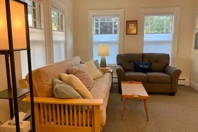 Image de 3 Bedroom Victorian Cottage in the Heart of Bar Harbor, Daylily
