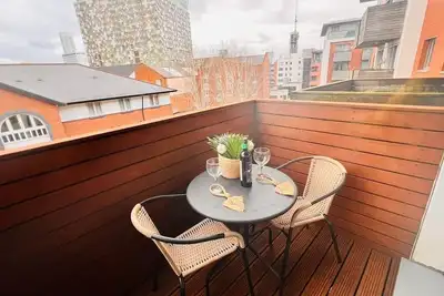 Image de Entire 2br City Center Skyline apartment