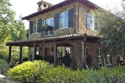 Image de Charming 2-Bedroom Stone House in Downtown Yountville!