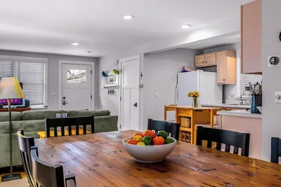 Image de Central Ptown 2 Br w/Private Patio - Grill - 2-Car Parking - Walkable Everywhere