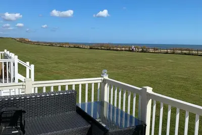 Image de Beautiful caravan with full sea view at Broadland Sands in Suffolk ref 20100bs
