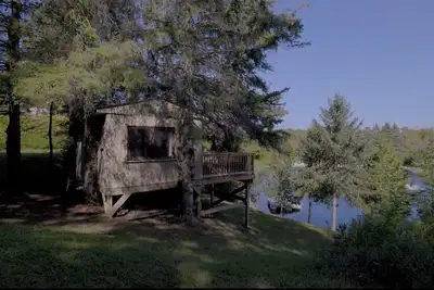 Image de Escape to a Charming Treehouse Nestled on a Peaceful Estate in Clarington