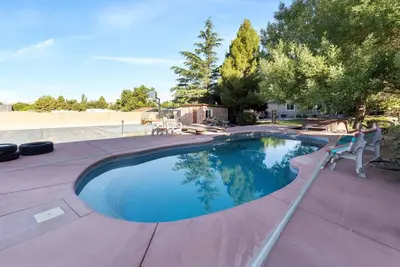 Image de A True Gem | Spacious Backyard