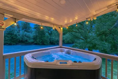 Image de Cozy riverside cabin, hottub, fire-pit, fishing, tubing, relaxing