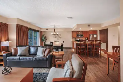Image de Spacious 2 bedroom 2 bathroom: sleeps 8/Ac/pets ok/hot tub/near Banff